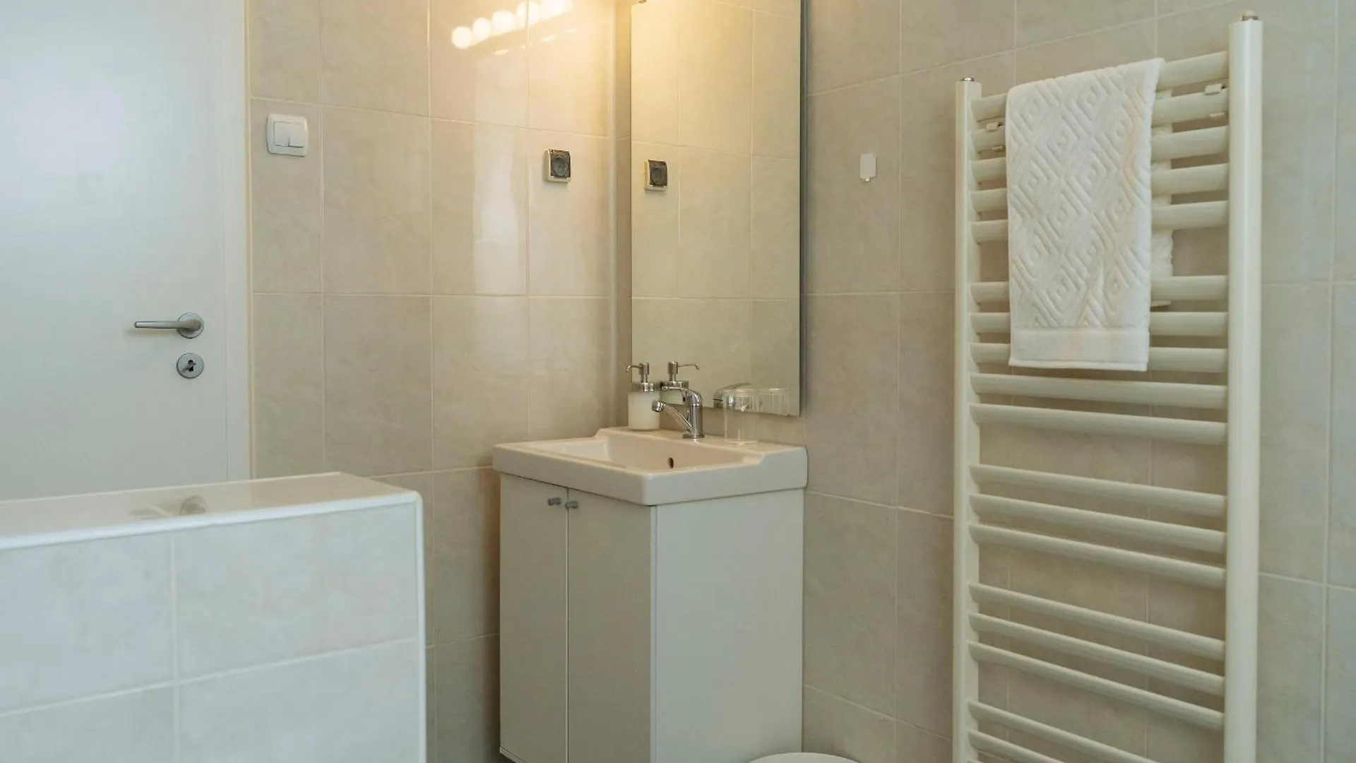 Spacious & Quiet - City Center - 2Br Apartment Bucharest