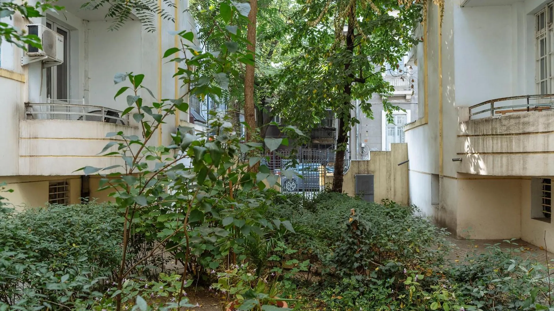 Spacious & Quiet - City Center - 2Br Apartment Bucharest